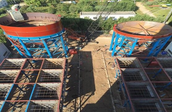 脫硫塔主體采用全自動焊機(jī)完成.jpg 脫硫塔主體采用全自動焊機(jī)完成.jpg